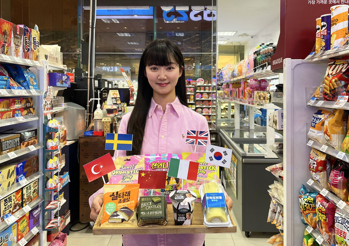 [서울=뉴시스] GS리테일이 운영하는 편의점 GS25가 스웨디시 젤리, 벽돌초콜릿케이크 등의 인기에 힘입어 해외 디저트 제품 3종을 선보인다고 7일 밝혔다. (사진=GS리테일 제공) *재판매 및 DB 금지