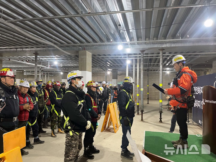 [서울=뉴시스] DL건설이 전 현장에서 중대재해 예방 선포식을 진행했다. 사진은 DL건설의 한 현장에서 선포식을 진행 중인 모습. (사진=DL건설 제공)