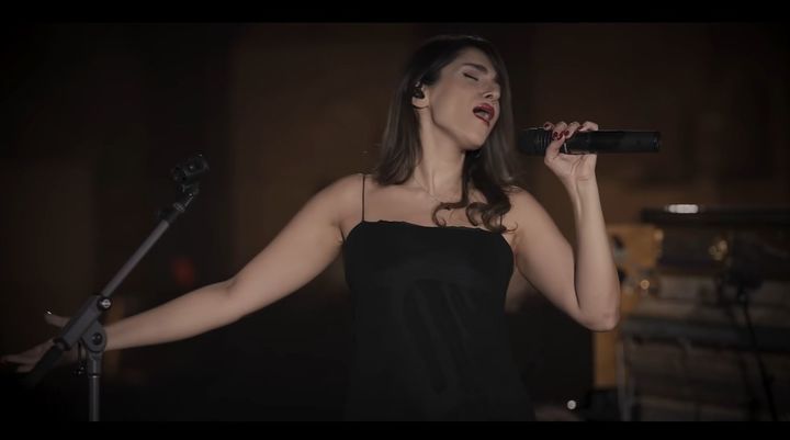 [서울=뉴시스] 지난해 12월 히잡 착용 의무를 어기고 검은색 드레스를 입은 채 온라인 콘서트를 진행한 이란 여성 가수 파라스투 아마디.(사진=유튜브 갈무리) *재판매 및 DB 금지