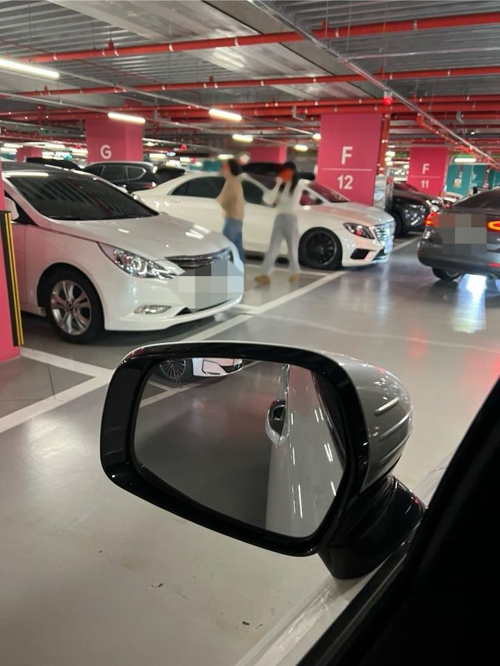 [서울=뉴시스] 지난 4일 한 온라인 커뮤니티에는 '일요일 대전 백화점 주차 자리 맡아놓은 아줌마'라는 제목의 글이 게재됐다. (사진= 온라인 커뮤니티 '보배드림' 캡처 ) 2025.03.07. photo@newsis.com *재판매 및 DB 금지