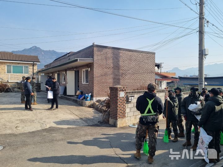 [포천=뉴시스] 김도희 기자 = 경기 포천시에서 발생한 군 폭탄 오발사고 이뜰째인 7일 오전 당국이 피해 가구에 대해 안전점검을 진행하고 있다. 2025.03.07 kdh@newsis.com