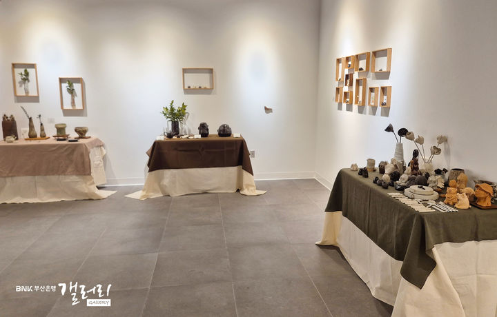 [부산=뉴시스] BNK부산은행은 부산 중구 BNK부산은행갤러리에서 전시회를 잇따라 연다고 7일 밝혔다. (사진=부산은행 제공) 2025.03.07. photo@newsis.com *재판매 및 DB 금지