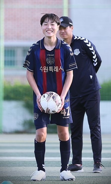 [서울=뉴시스] 축구 꿈나무 강민재 선수(마장중학교 3학년)의 올해 리그 첫 경기가 오는 14일 수원종합운동장에서 열린다. 민재가 혈액암을 이겨내고 처음 주전선수로 참여하는 경기다. (사진=서울성모병원 제공) 2025.03.07. photo@newsis.com *재판매 및 DB 금지