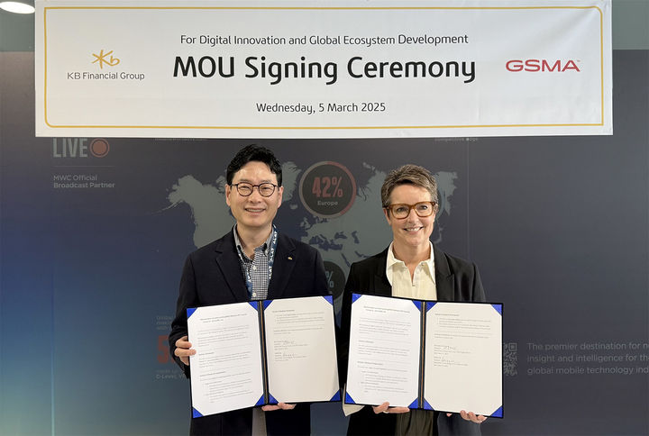 5일(현지시각) 스페인 바르셀로나에서 KB금융그룹 이창권 디지털·IT부문장(왼쪽 첫 번째)과 GSMA 사라 위긴 부사장(왼쪽 두 번째)이 업무협약을 맺고 있다. (사진=KB금융 제공) *재판매 및 DB 금지