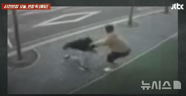 [서울=뉴시스] 인천 계양구의 한 거리에서 여중생의 머리를 질질 끌고 무차별 폭행한 30대 여성이 강제 입원 조치됐다. (사진=JTBC '사건반장' 캡처)