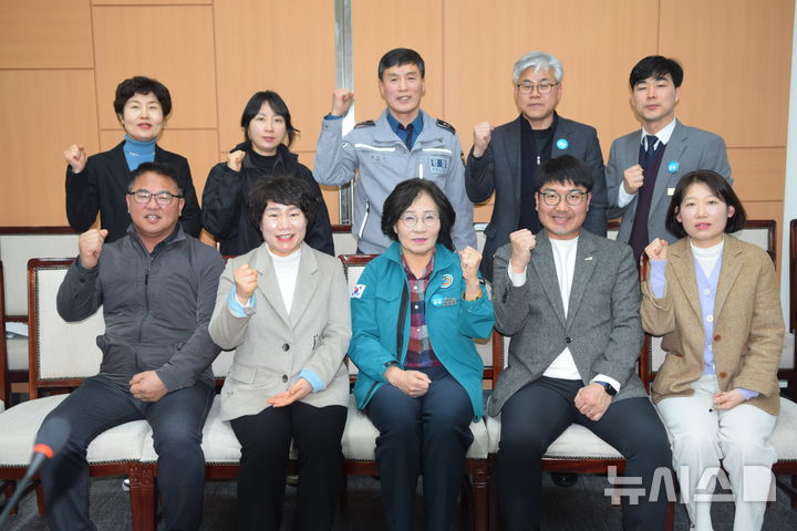 [완주=뉴시스] 전북 완주군의회는 이순덕 운영위원장이 지난 6일 북한이탈주민의 안정적인 정착 지원 방안을 모색하는 간담회를 열었다고 7일 밝혔다. (사진=완주군의회 제공) 2025.03.07. photo@newsis.com *재판매 및 DB 금지