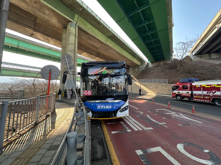 [의왕=뉴시스] 6일 오전 9시5분께 의왕시 학의동에서 내리막길을 주행하던 시내버스가 가드레일을 들이받았다. (사진=경기도소방재난본부 제공) 2025.03.07. photo@newsis.com *재판매 및 DB 금지
