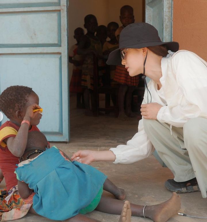 [서울=뉴시스] 배우 남보라가 아프리카에서 한 아이와 대화를 나누고 있다. (사진=남보라 인스타그램 캡처) 2025.03.07. photo@newsis.com&nbsp; *재판매 및 DB 금지