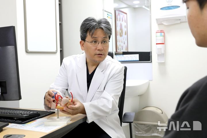 [서울=뉴시스][서울=뉴시스]일산백병원 순환기내과 권성욱 교수는 심장성 쇼크 발생 시 환자 상태와 쇼크 시간을 고려해 에크모 사용 시점 결정하는 것이 생존율을 높이기 위해 필요하다고 말했다. (사진= 일산백병원 제공) 2025.03.07. photo@newsis.com. 