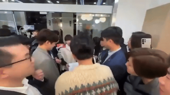 한동훈 전 국민의힘 대표가 참여한 행사에서 한 대학생이 한 전 대표의 사인을 면전에서 찢는 돌발 상황이 벌어졌다. (사진=X 갈무리) *재판매 및 DB 금지 *재판매 및 DB 금지