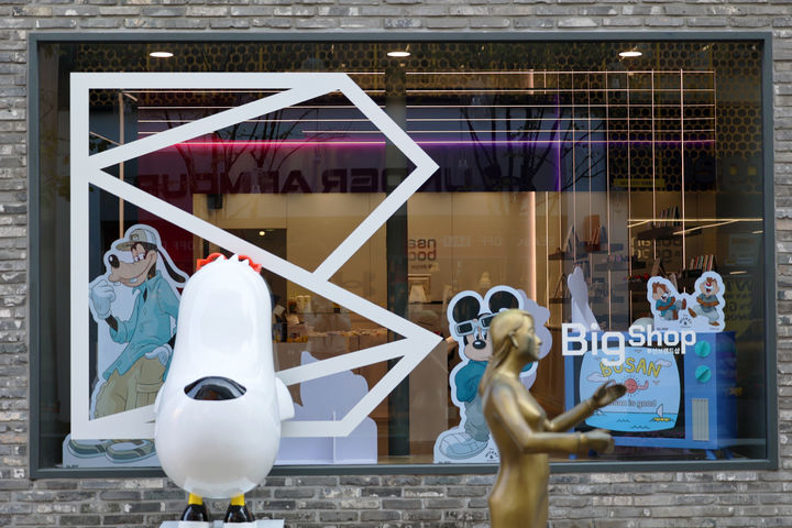 [부산=뉴시스] 부산 중구 광복로에 있는 도시 브랜드 전문 매장 Big Shop 1층. (사진=부산디자인진흥원 제공) 2025.03.07. photo@newsis.com *재판매 및 DB 금지