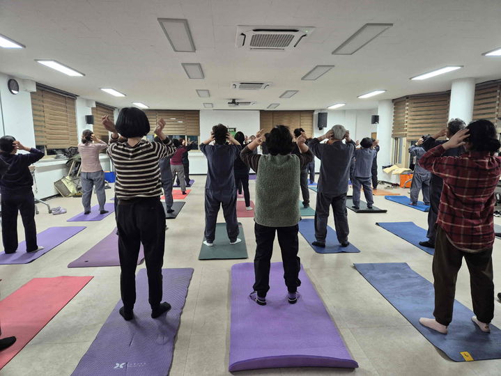 [밀양=뉴시스] 산내면 행정복지센터에서 주민자치프로그램인 몸살림 운동이 진행되고 있다. (사진=밀양시 제공) 2025.03.07. photo@newsis.com *재판매 및 DB 금지