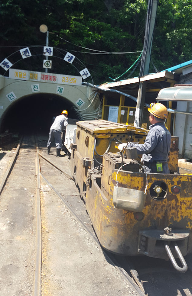 오는 6월 말 문을 닫는 대한석탄공사 도계광업소에서 광차를 연결한 전차가 운행하고 있다.(사진=뉴시스) *재판매 및 DB 금지