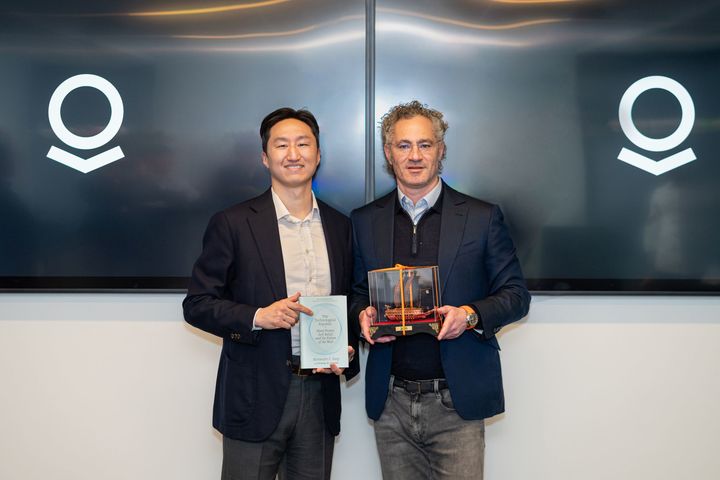 [서울=뉴시스] 정기선 HD현대 수석부회장이 6일(현지시간) 미국 워싱턴 팔란티어 사무실에서 알렉스 카프 최고경영책임자(CEO)와 만났다. (사진=HD현대 링크드인 캡쳐) 2025.3.7. photo@newsis.com *재판매 및 DB 금지