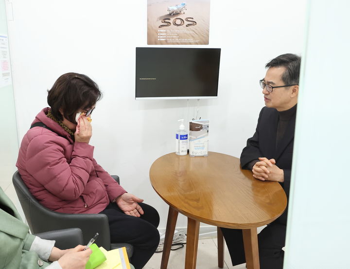 [수원=뉴시스] 7일 수원의 한 요양병원에서 김동연 경기도지사가 '간병 SOS 프로젝트' 첫 수혜자를 만나 위로했다. (사진=경기도 제공) 2025.03.07. photo@newsis.com *재판매 및 DB 금지