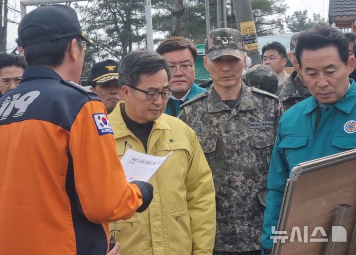 [포천=뉴시스] 김도희 기자 = 김동연 경기도지사가 7일 오후 경기 포천시 이동면 노곡리 폭탄 오발 사고 현장을 찾아 피해 마을을 둘러보고 있다. 2025.03.07. kdh@newsis.com