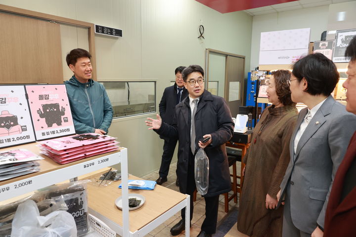 [서울=뉴시스]김성섭(왼쪽 세번째) 중소벤처기업부 차관.(사진=중소벤처기업부 제공) 2025.03.07. photo@newsis.com *재판매 및 DB 금지