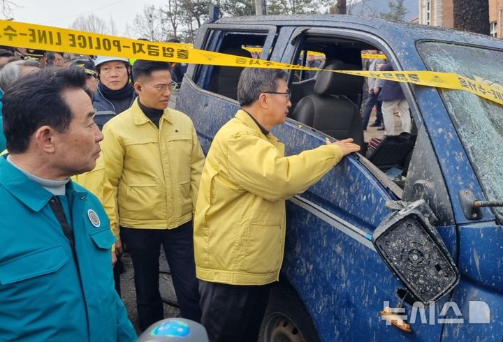 [포천=뉴시스] 김도희 기자 = 김동연 경기도지사가 7일 오후 경기 포천시 이동면 노곡리 폭탄 오발 사고 현장을 찾아 피해 마을을 둘러보고 있다. 2025.03.07. kdh@newsis.com 