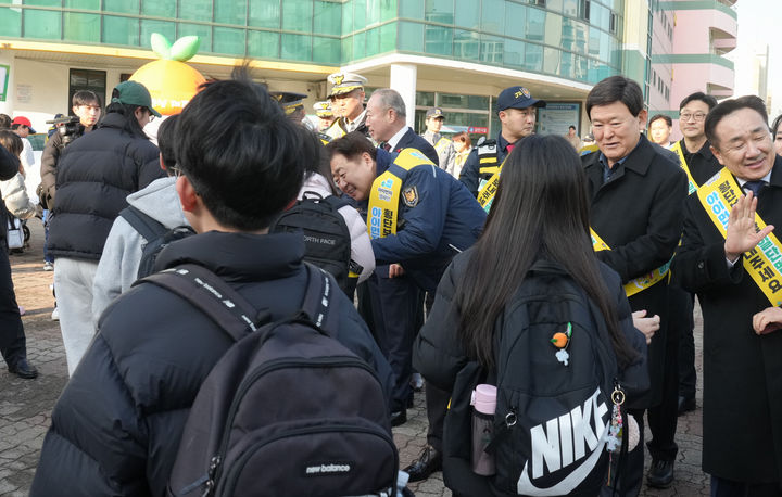 [제주=뉴시스] 제주도, 제주도교육청, 제주경찰청, 민간단체 등은 합동으로 7일 오전 제주시 한라초등교 일대에서 '제주형 보호구역 안전문화운동'을 실시하고 있다. (사진=제주도 제공) 2025.03.07. photo@newsis.com *재판매 및 DB 금지