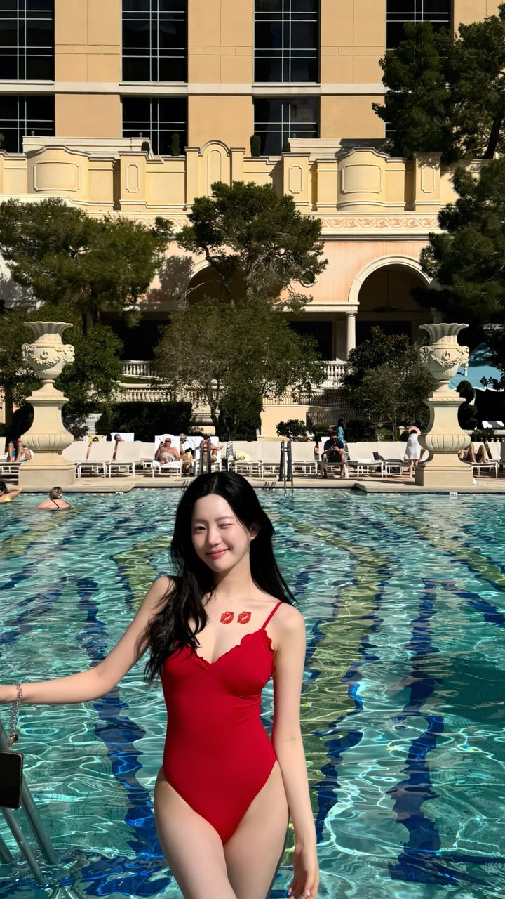 배우 이유비가 완벽한 비주얼과 강렬한 수영복 자태를 선보였다. (사진=이유비 인스타그램) *재판매 및 DB 금지