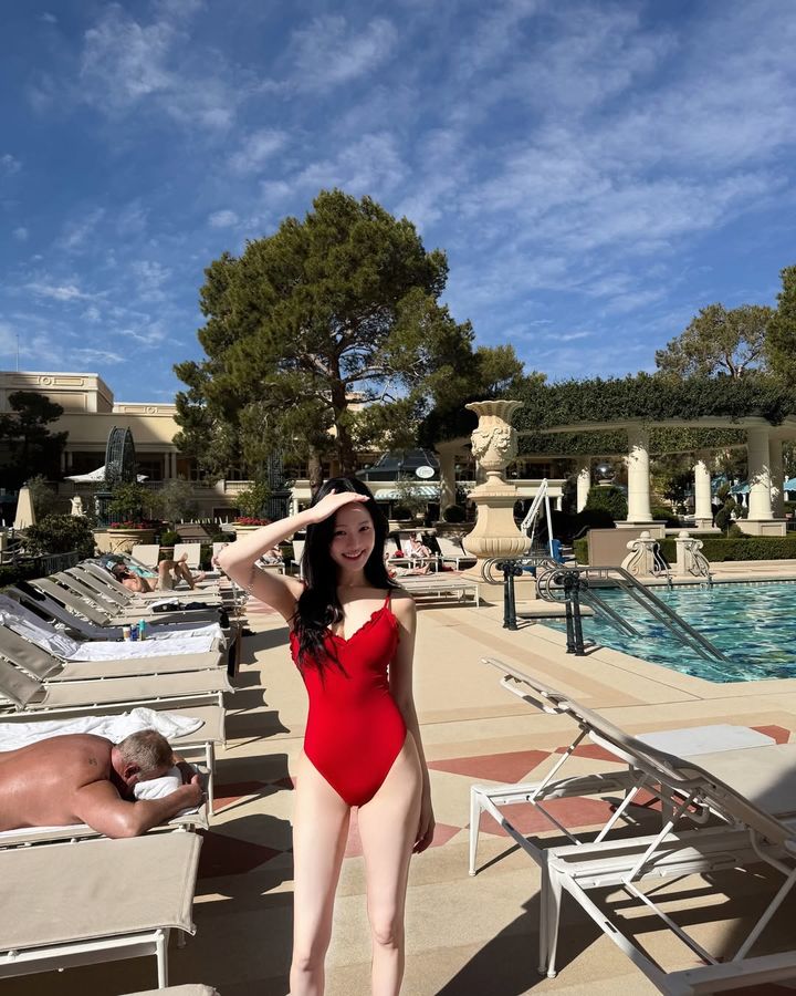 배우 이유비가 완벽한 비주얼과 강렬한 수영복 자태를 선보였다. (사진=이유비 인스타그램) *재판매 및 DB 금지