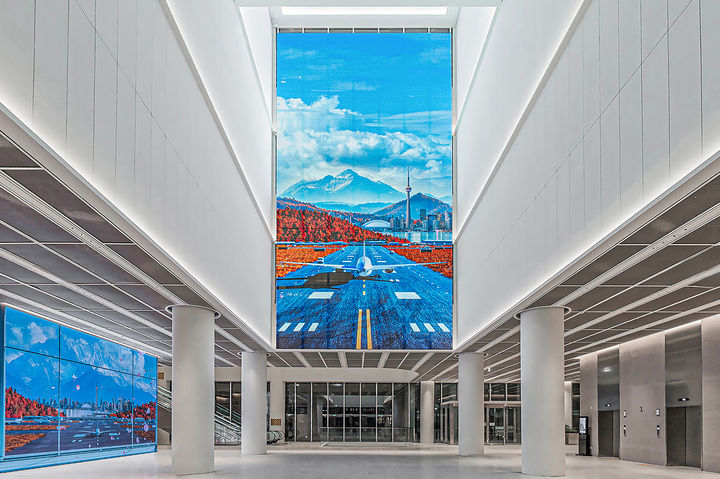 [서울=뉴시스] 경기 성남시 수정구에 위치한 놀유니버스의 신사옥 '10X 타워' 1층 로비 모습. (사진=놀유니버스 제공)