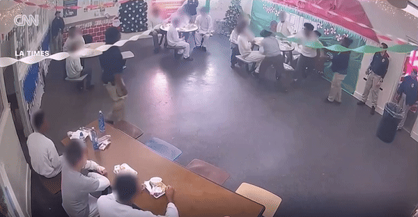 [서울=뉴시스] 미국의 한 청소년 교도소에서 수감자들 간 격투가 벌어진 가운데, 교도관들이 이를 방조·조장·응원하고 있다. (출처=CNN) 2025.03.07. photo@newsis.com *재판매 및 DB 금지