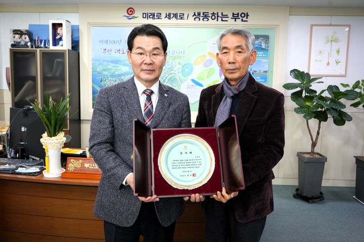 김법준 작가, 부안군에 매창시 서각 작품 44점 기증