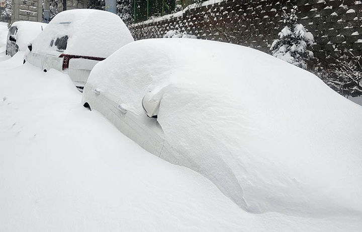 지난 3일 태백지역에 내린 폭설로 인도에 주차된 차량들이 눈속에 파묻혀 있다.(사진=뉴시스) *재판매 및 DB 금지