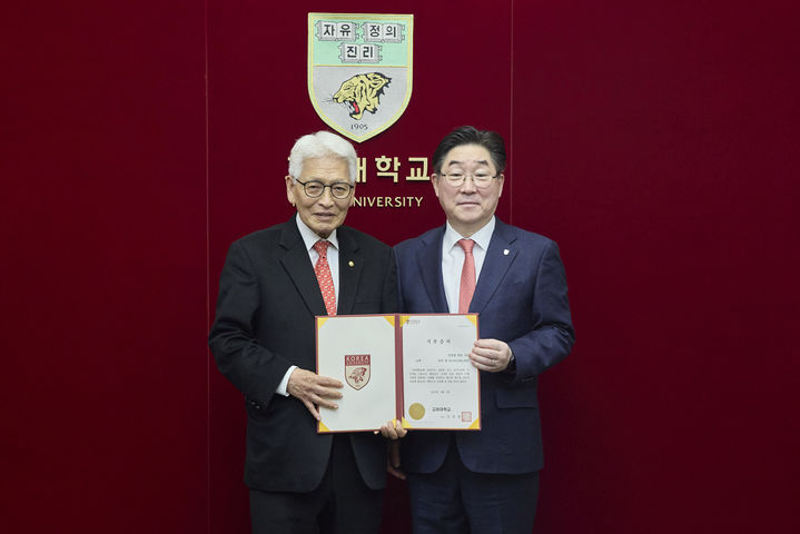 장영철 전 대한당구연맹 회장(왼쪽)과 김동원 총장이 6일 열린 '학교발전기금 기부식'에서 기념사진을 찍고 있다. *재판매 및 DB 금지
