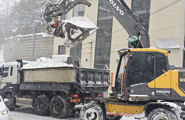 지난 3일 내린 폭설로 덤프트럭과 포크레인을 동원해 태백시가 시가지 도로에 쌓인 눈을 치우고 있다.(사진=뉴시스) *재판매 및 DB 금지