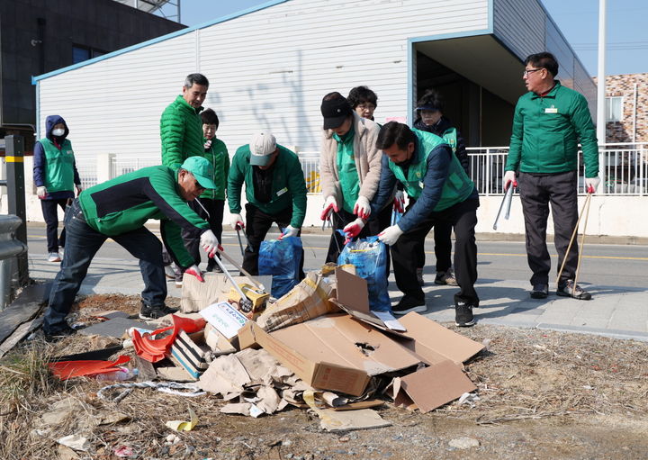 [태안=뉴시스] 충남 태안군 국토대청소에 참여한 지역 기관·단체인들이 지난 6일 태안읍 일원에 쌓여있는 쓰레기를 수거하고 있다. (사진=태안군 제공) 2025.03.07. photo@newsis.com *재판매 및 DB 금지