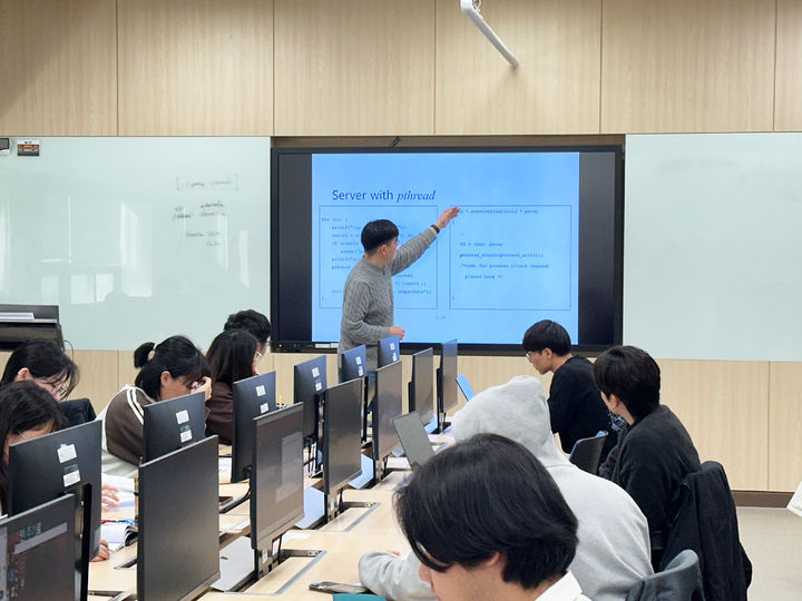 [수원=뉴시스] 경기대 SW중심대학이 주관한 '2025 백엔드 개발자 교육과정'에서 학생들이 수업을 듣고 있다. (사진=경기대 제공) 2025.03.07. photo@newsis.com *재판매 및 DB 금지