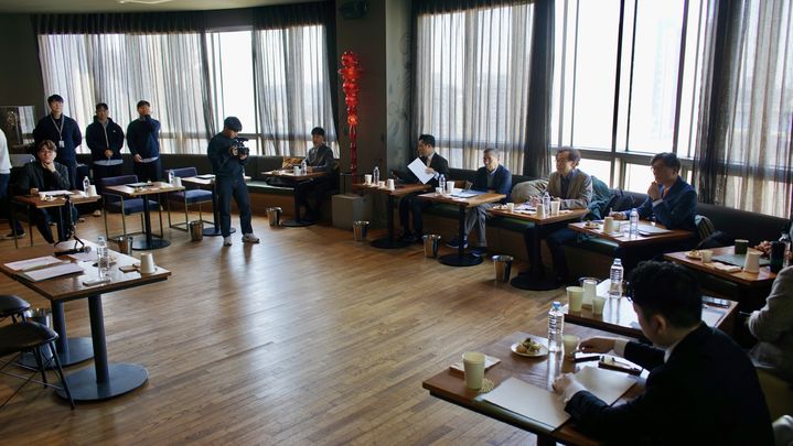 [서울=뉴시스] GS25는 지난달 소믈리에, 유튜버, 칼럼니스트 등으로 와인 평가단을 구성하고 블라인드 테스트를 진행해 톱(TOP)8 와인을 선정했다. (사진=GS리테일 제공) *재판매 및 DB 금지