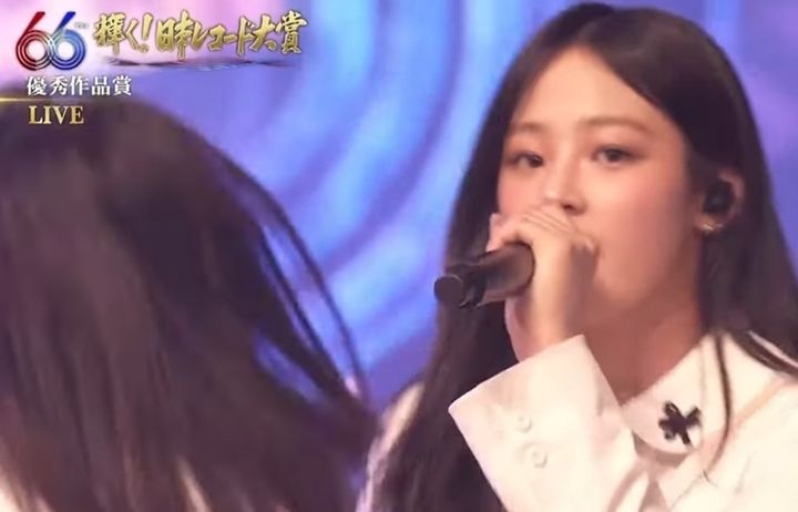 [서울=뉴시스] 뉴진스가 패용한 검은 리본. (사진 = '일본 레코드 대상' 중계 캡처) 2025.03.07. photo@newsis.com *재판매 및 DB 금지