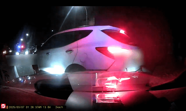 [제주=뉴시스] 지난 3월7일 오전 제주시 오라동 도로에서 무면허 음주운전을 하던 중 출동 경찰관을 치고 달아난 20대가 경찰에 붙잡혔다. (사진=제주동부경찰서 제공) 2025.03.07. photo@newsis.com *재판매 및 DB 금지