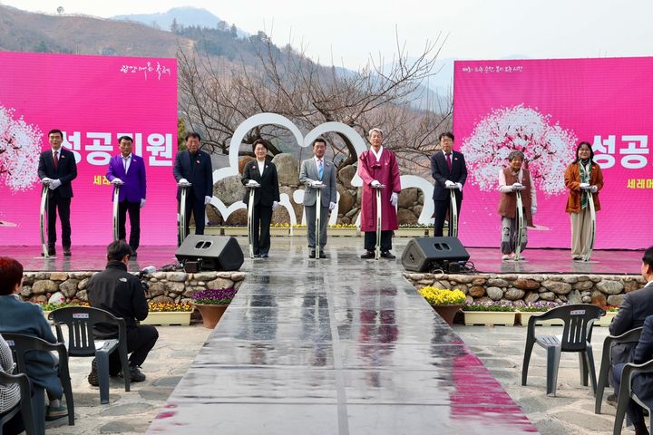 [광양=뉴시스] 7일 오후 전남 광양시 다압면 매화마을에서 제24회 광양매화축제 개막식이 열리고 있다. (사진=광양시 제공) 2025.03.07. photo@newsis.com *재판매 및 DB 금지