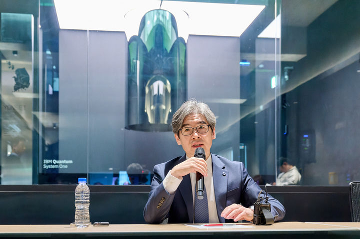 [인천=뉴시스] 정재호 연세대 양자사업단장이 7일 오후 인천 연수구 연세대 국제캠퍼스에서 열린 '연세퀀텀컴플렉스' 개소 기념 기자간담회에서 취재진 질문에 답하고 있다. (사진=IBM 제공) *재판매 및 DB 금지