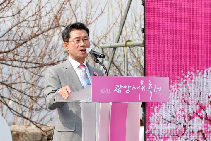 [광양=뉴시스] 7일 오후 전남 광양시 다압면 매화마을에서 제24회 광양매화축제 개막식이 열린 가운데 정인화 광양시장이 인사말하고 있다. (사진=광양시 제공) 2025.03.07. photo@newsis.com *재판매 및 DB 금지