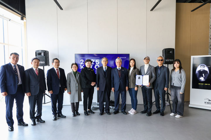 [서울=뉴시스] 전쟁기념사업회 3월 호국인물 현양행사 리셉션에서 백승주 전쟁기념사업회장, 김황식 안중근의사숭모회 이사장, 안중근 의사 유족대표 안의생 씨, 김형석 독립기념관장, 국방안보위원회 김연학 수석부위원장, 양동학 전쟁기념사업회 사무총장, 이정민 전쟁기념사업회 청년서포터 워리어 대표 등 참석자들이 기념촬영을 하고 있다. (사진=전쟁기념사업회 제공) 2025.03.07. photo@newsis.com *재판매 및 DB 금지