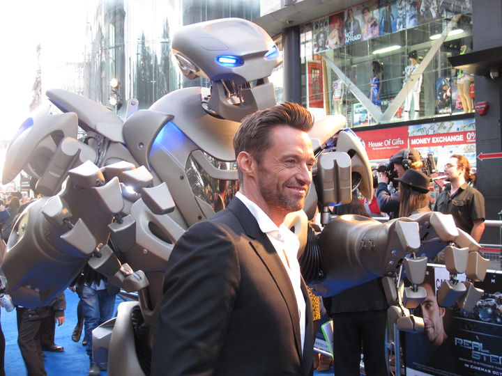 글로벌 슈퍼스타 '휴 잭맨'과 사진을 찍고 있는 휴머노이드 로봇 '타이탄' (사진=사이언스팀 제공) *재판매 및 DB 금지