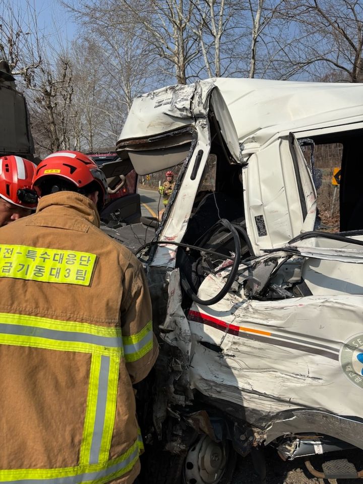 [대전=뉴시스] 7일 오전 11시18분께 대전시 유성구 금고동의 한 도로에서 덤프트럭과 1t 화물차가 충돌해 현장에 출동한 구급대원이 구조에 나서고 있다. (사진=대전소방본부 제공) 2025.03.07. photo@newsis.com *재판매 및 DB 금지
