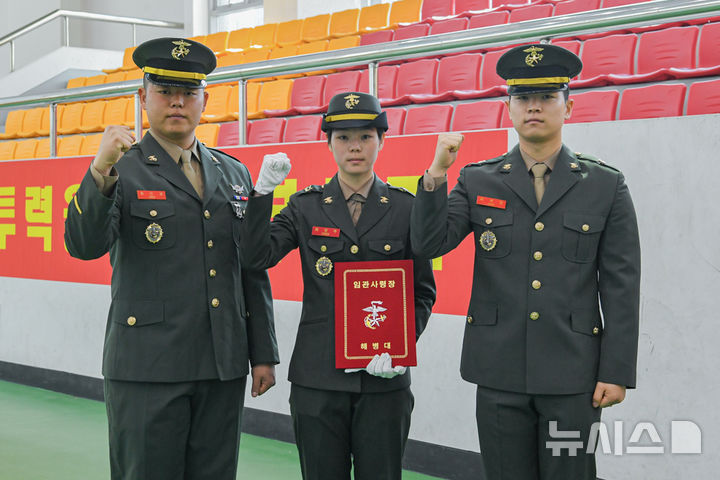 [포항=뉴시스] 안병철 기자 = 7일 해병대 부사관에 임관한 최민주 하사와 큰오빠인 최민성 하사, 둘째오빠 최우진 중사. (사진=해병대 교육훈련단 제공) 2025.03.07. photo@newsis.com