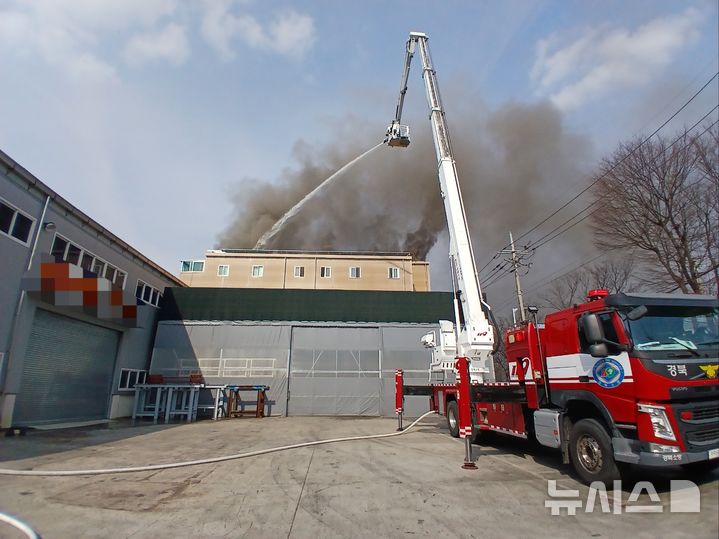 [칠곡=뉴시스] 안병철 기자 = 7일 오후 2시25분께 경북 칠곡군 왜관읍 한 자동차 부품 공장에서 알 수 없는 화재가 발생했다.(사진=경북소방본부 제공) 2025.03.07. photo@newsis.com
