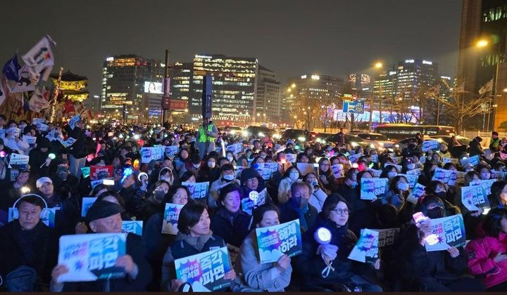 [서울=뉴시스] 윤석열 즉각퇴진·사회대개혁 비상행동이 7일 오후 7시30분부터 광화문 서십자각터 인근에서 '내란수괴 윤석열 석방 긴급 규탄대회'를 개최했다. (사진=비상행동  제공) 2025.03.07. photo@newsis.com *재판매 및 DB 금지