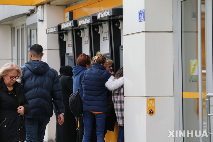 [앙카라=신화/뉴시스] 튀르키예 수도 앙카라에 설치된 ATM 기기에서 시민들이 현금을 인출하고 있다. 자료사진. 2025.06.20