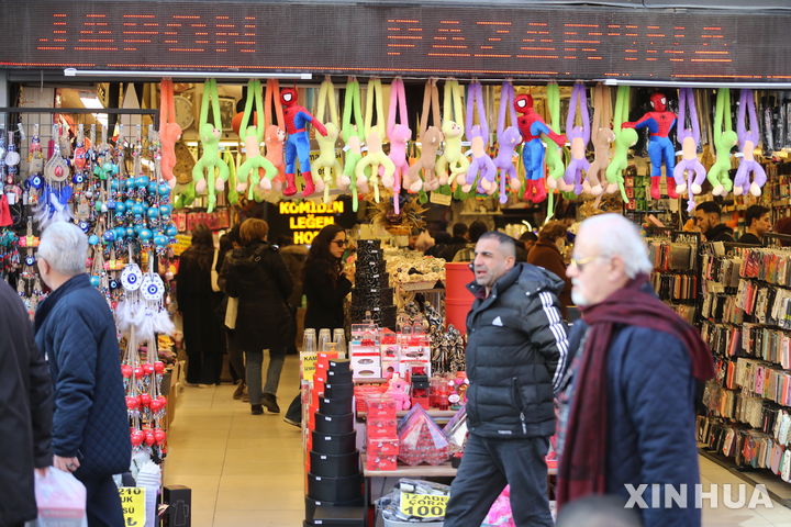 [앙카라=신화/뉴시스] 6일(현지 시간) 튀르키예 앙카라에 있는 시장에서 시민들이 장을 보고 있다. 튀르키예 중앙은행은 기준금리를 2.5%포인트 낮춘 42.5%로 조정했다. 이는 지난해 12월 이후 세 번째 금리 인하로, 물가 상승폭이 줄면서 통화 완화 정책을 지속하는 행보로 풀이된다. 2025.03.07