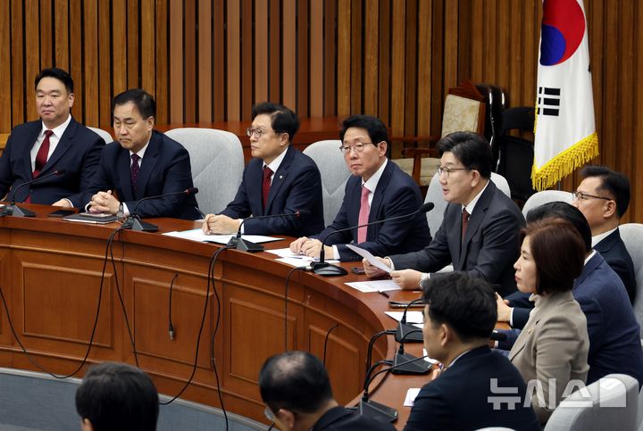 [서울=뉴시스] 조성봉 기자= 권성동 국민의힘 원내대표가 7일 오전 서울 여의도 국회에서 열린 원내대책회의에서 발언을 하고 있다. 2025.03.07. suncho21@newsis.com