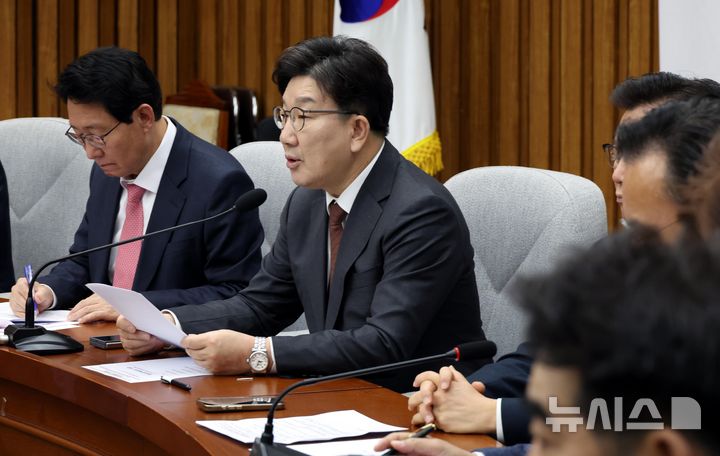 [서울=뉴시스] 조성봉 기자= 권성동 국민의힘 원내대표가 7일 오전 서울 여의도 국회에서 열린 원내대책회의에서 발언을 하고 있다. 2025.03.07. suncho21@newsis.com