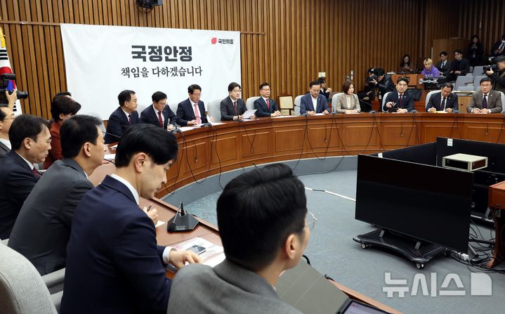 [서울=뉴시스] 조성봉 기자= 권성동 국민의힘 원내대표가 7일 오전 서울 여의도 국회에서 열린 원내대책회의에서 발언을 하고 있다. 2025.03.07. suncho21@newsis.com